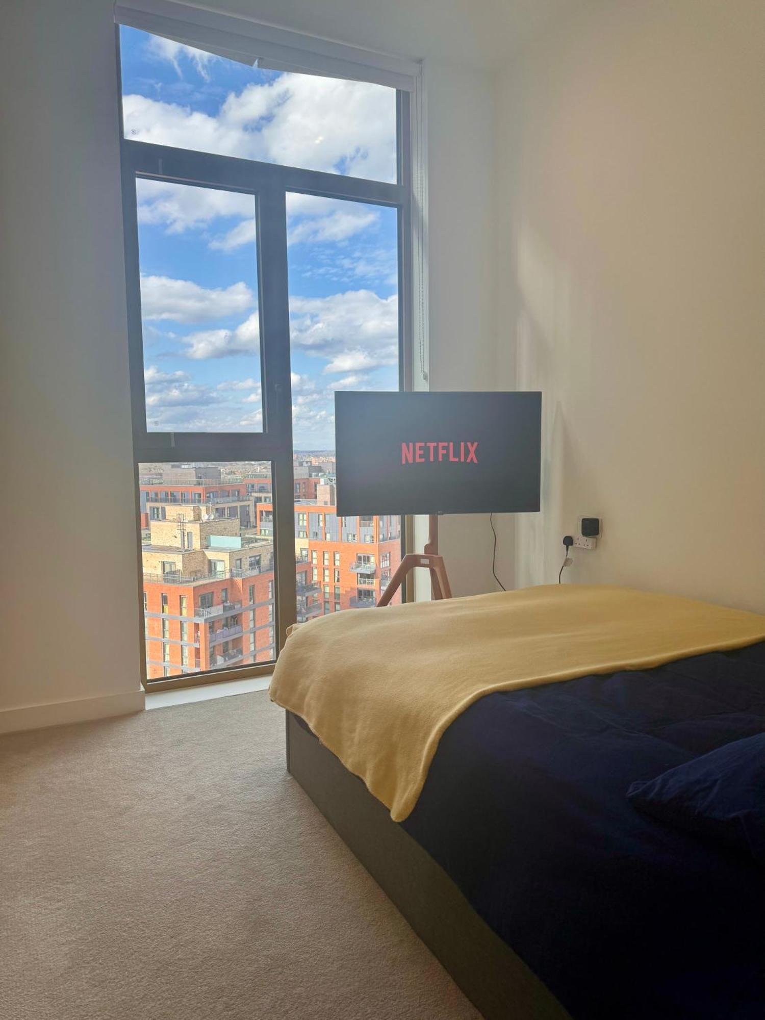 Cozy Room With Private Bathroom In Luxurious Flat London Exterior photo
