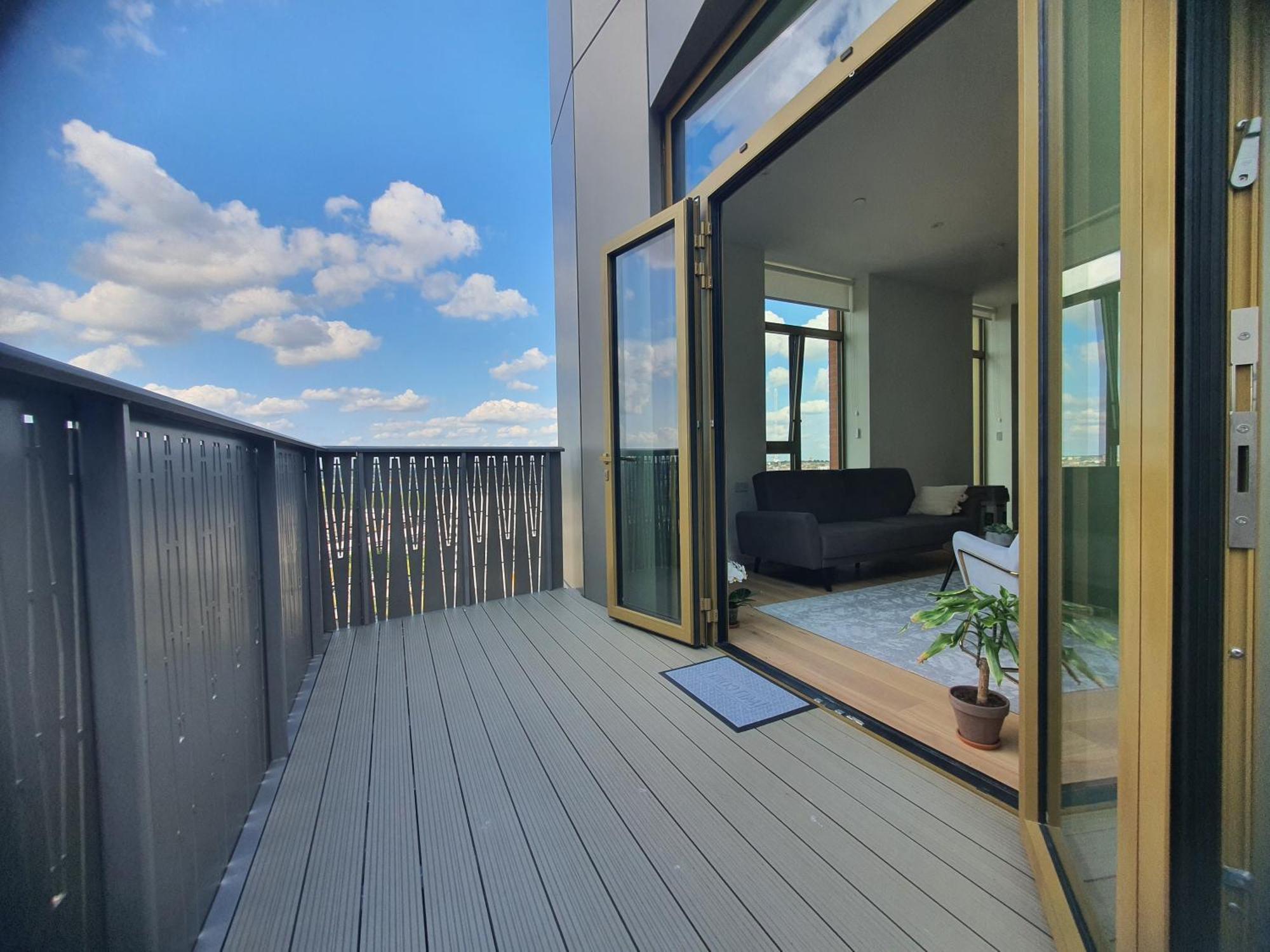 Cozy Room With Private Bathroom In Luxurious Flat London Exterior photo
